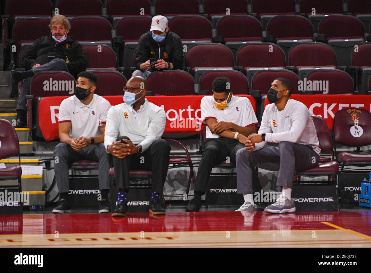 Southern California Trojans Coaching-Mitarbeiter sitzen sozial distanziert und mit Gesichtsmasken während eines NCAA Basketball-Spiel gegen die Colorado Büffel, Do Stockfoto
