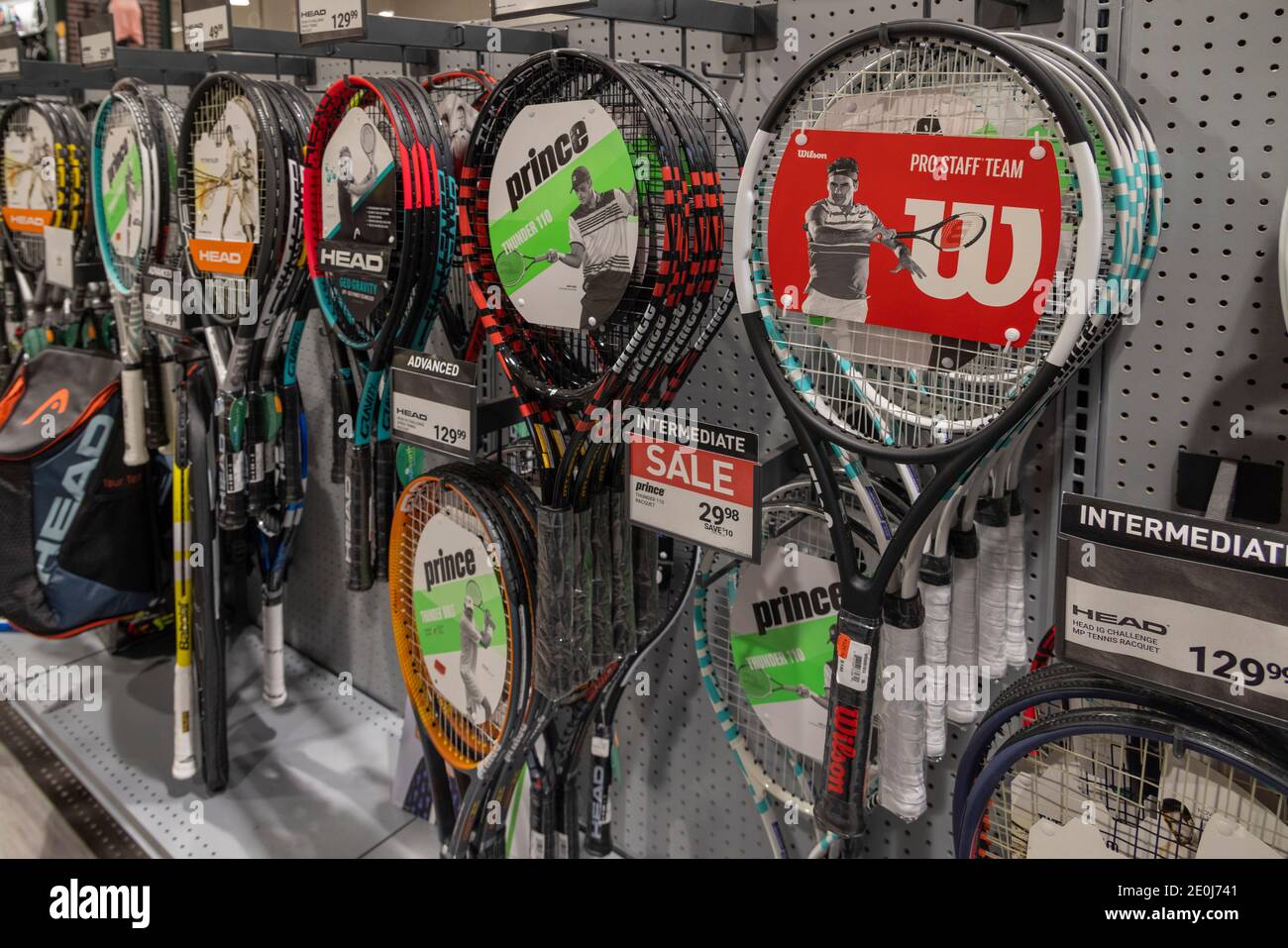 Tennisschläger zum Verkauf, Dick's Sporting Goods, Columbia Mall, Kennewick, Washington Sate, USA Stockfoto