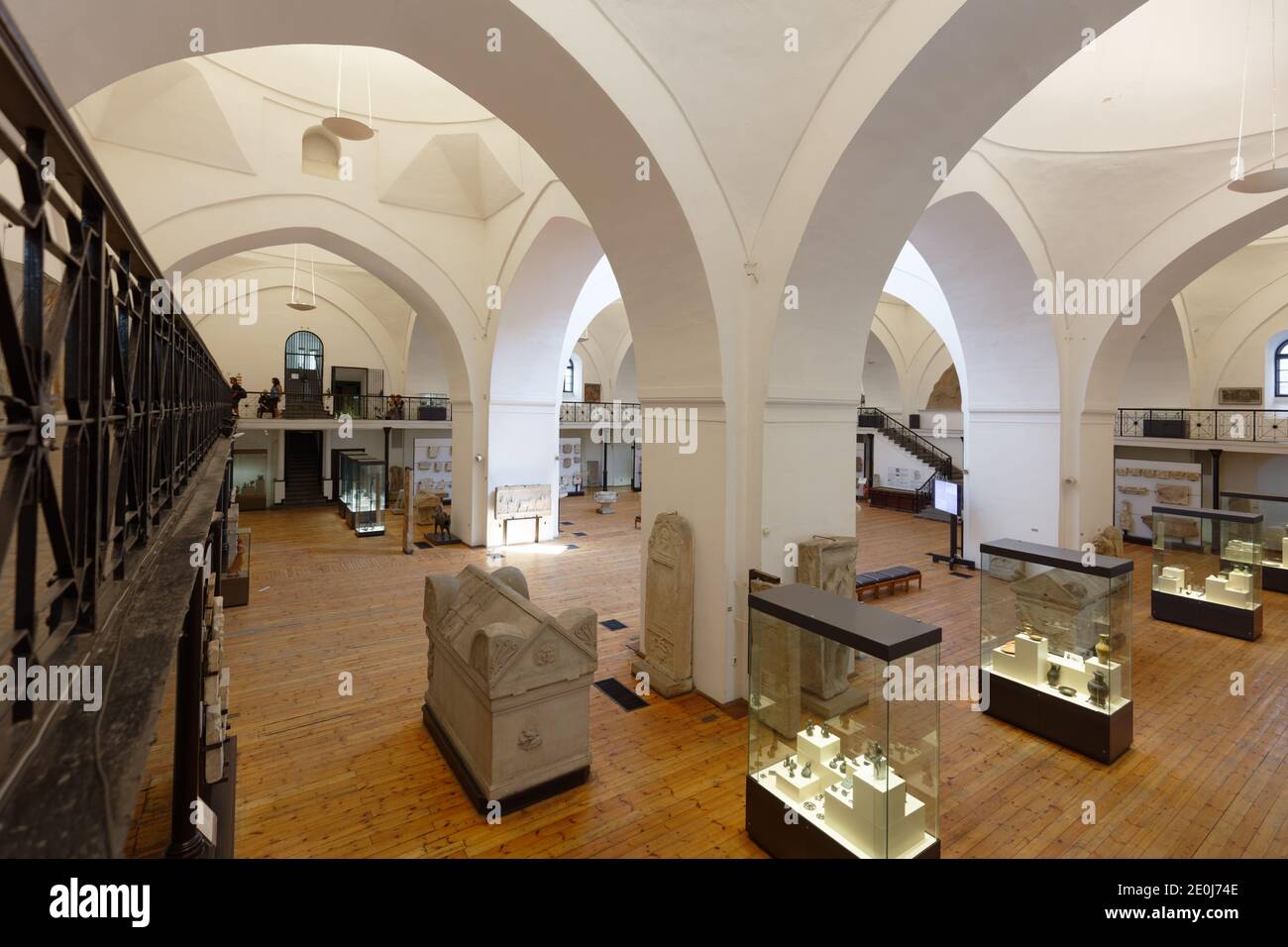 Innenraum des Nationalen Archäologischen Museums in Sofia, Bulgarien. Das Museum beherbergte das Gebäude der größten und ältesten ehemaligen Moschee der Stadt Stockfoto