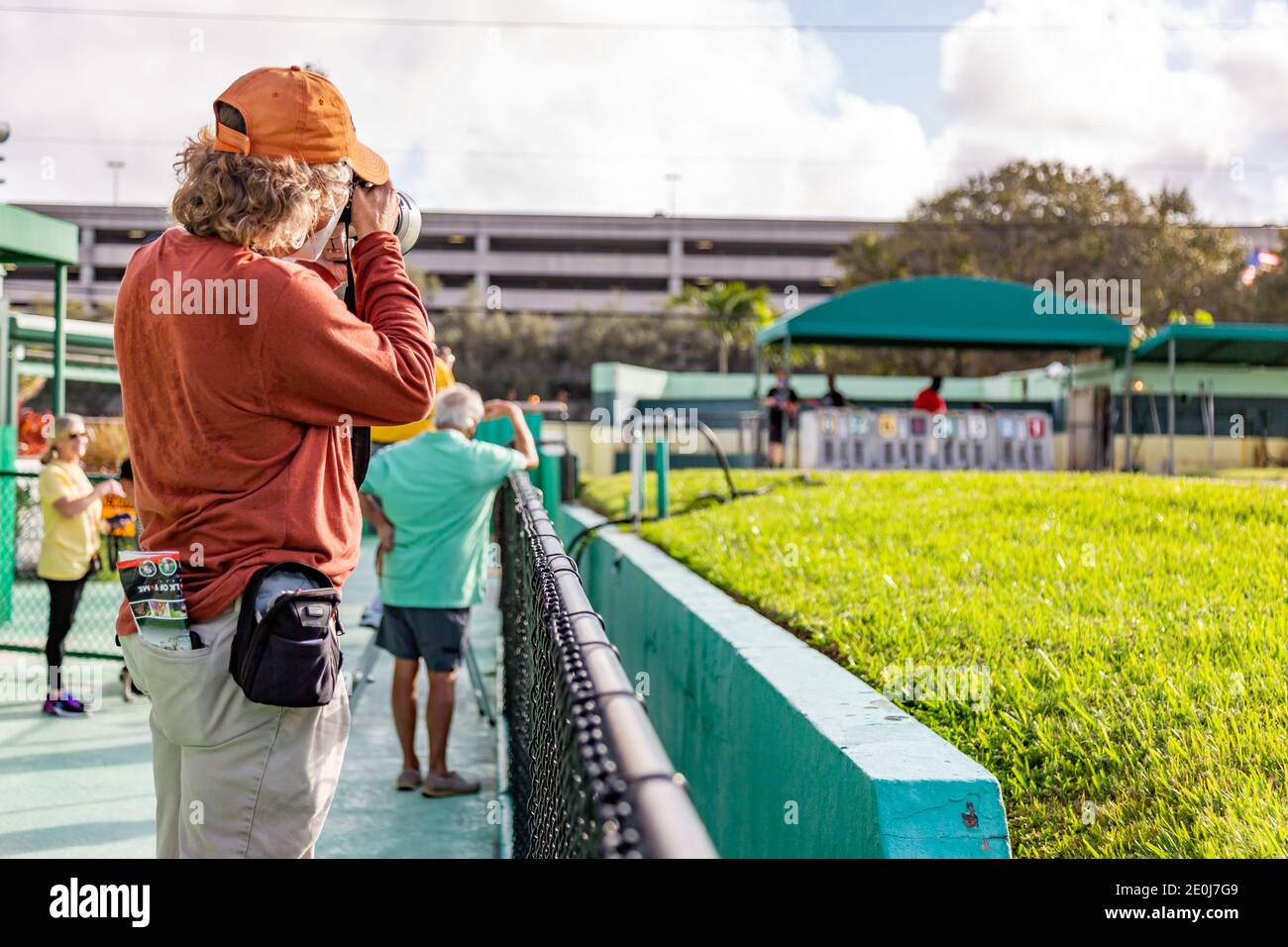 Ein Fotograf fotografiert die Startbox im Palm Beach Kennel Club in West Palm Beach, Florida am Tag bevor die Rennen illegal wurden. Stockfoto