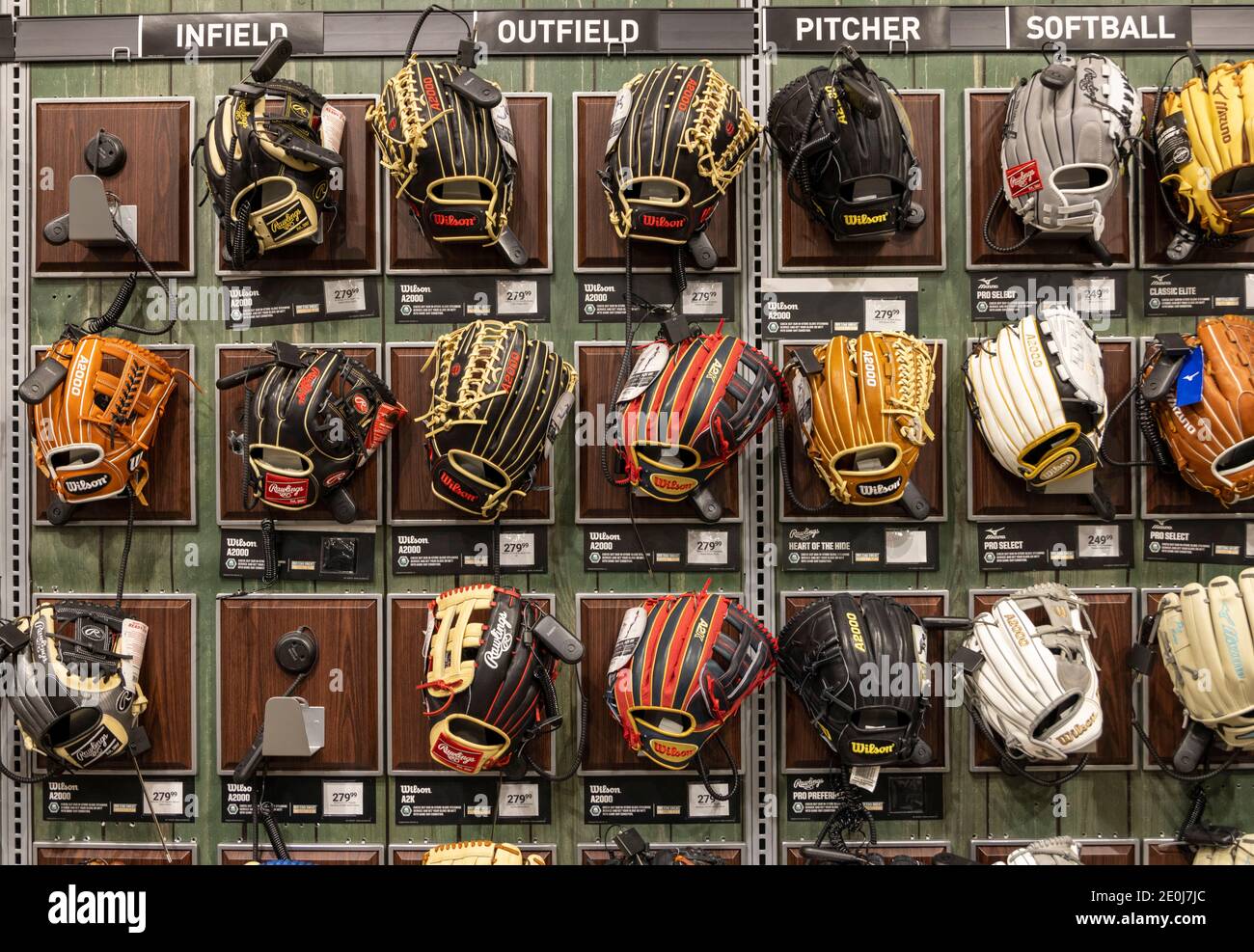 Baseballhandschuhe, Dick's Sporting Goods, Columbia Mall, Kennewick, Washington Sate, USA Stockfoto