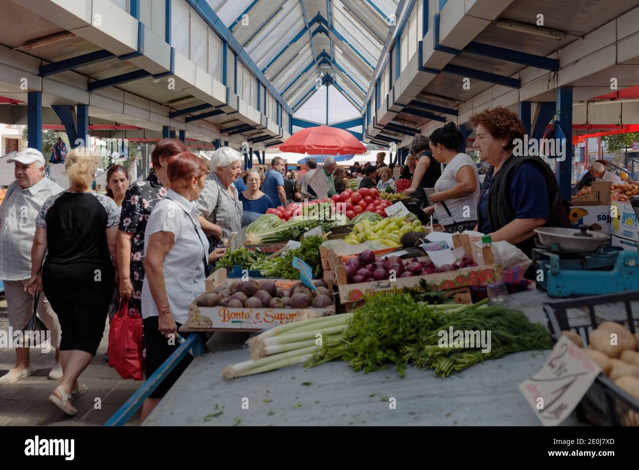 Menschen auf dem Lebensmittelmarkt in Shensky Pazar, dem Frauenmarkt, dem größten und belebtesten Markt von Sofia, der Hauptstadt von Bulgarien Stockfoto