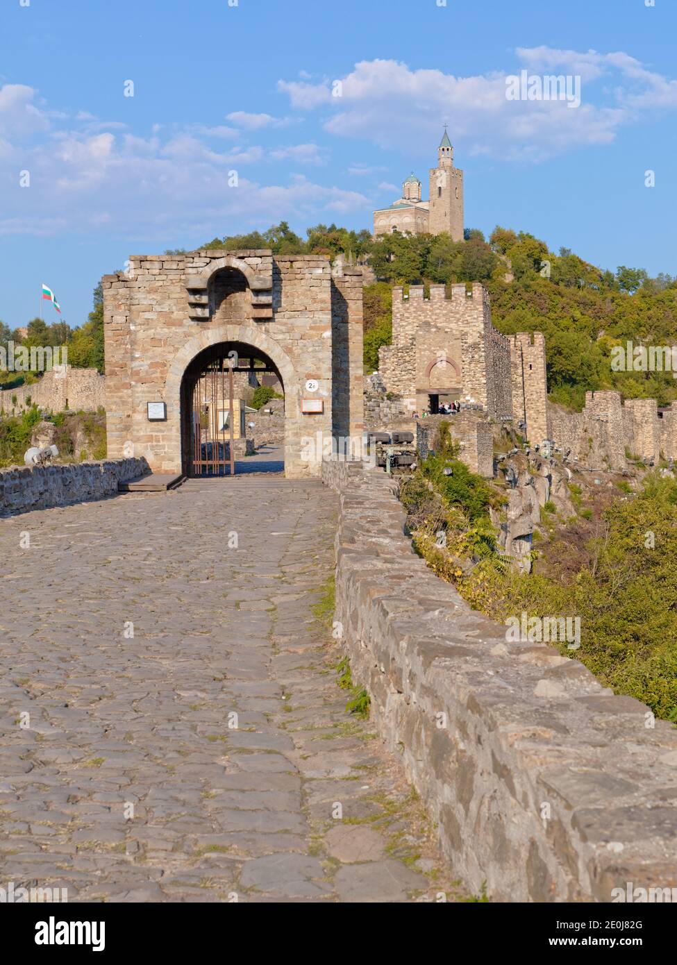 Haupttor der Festung Tsarevets auf dem gleichnamigen Hügel in Veliko Tarnovo, Bulgarien. Patriarchale Kathedrale der Heiligen Himmelfahrt des Herrn an der Spitze Stockfoto