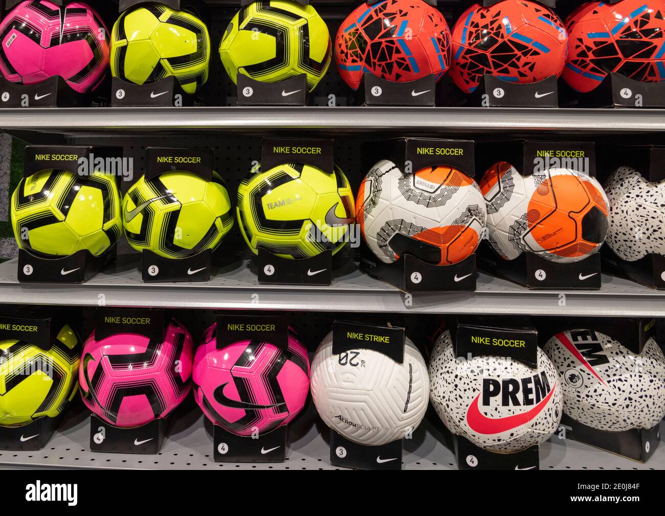 Fußball-Fußbälle zum Verkauf, Dick's Sporting Goods, Columbia Mall, Kennewick, Washington Sate, USA Stockfoto