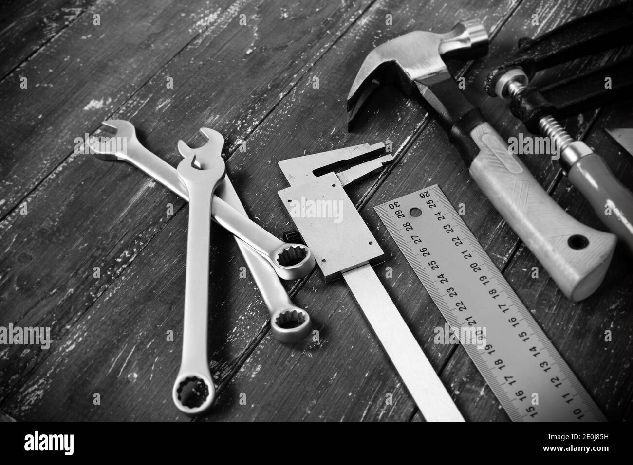 Nahaufnahme Werkzeuge Gebäude und Reparatur Set auf einem hölzernen Hintergrund Monochrom Stockfoto