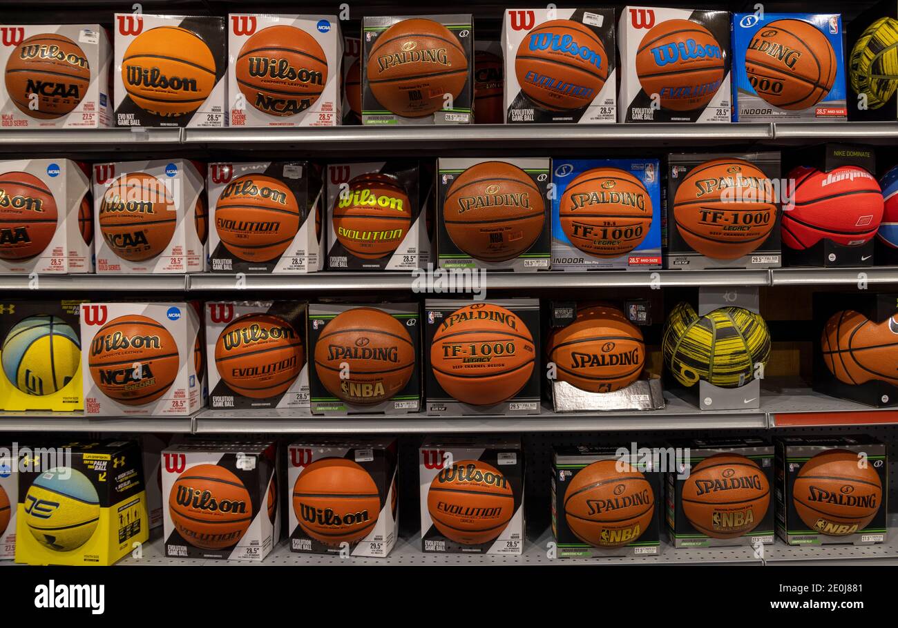 Basketbälle zum Verkauf, Dick's Sporting Goods, Columbia Mall, Kennewick, Washington Sate, USA Stockfoto