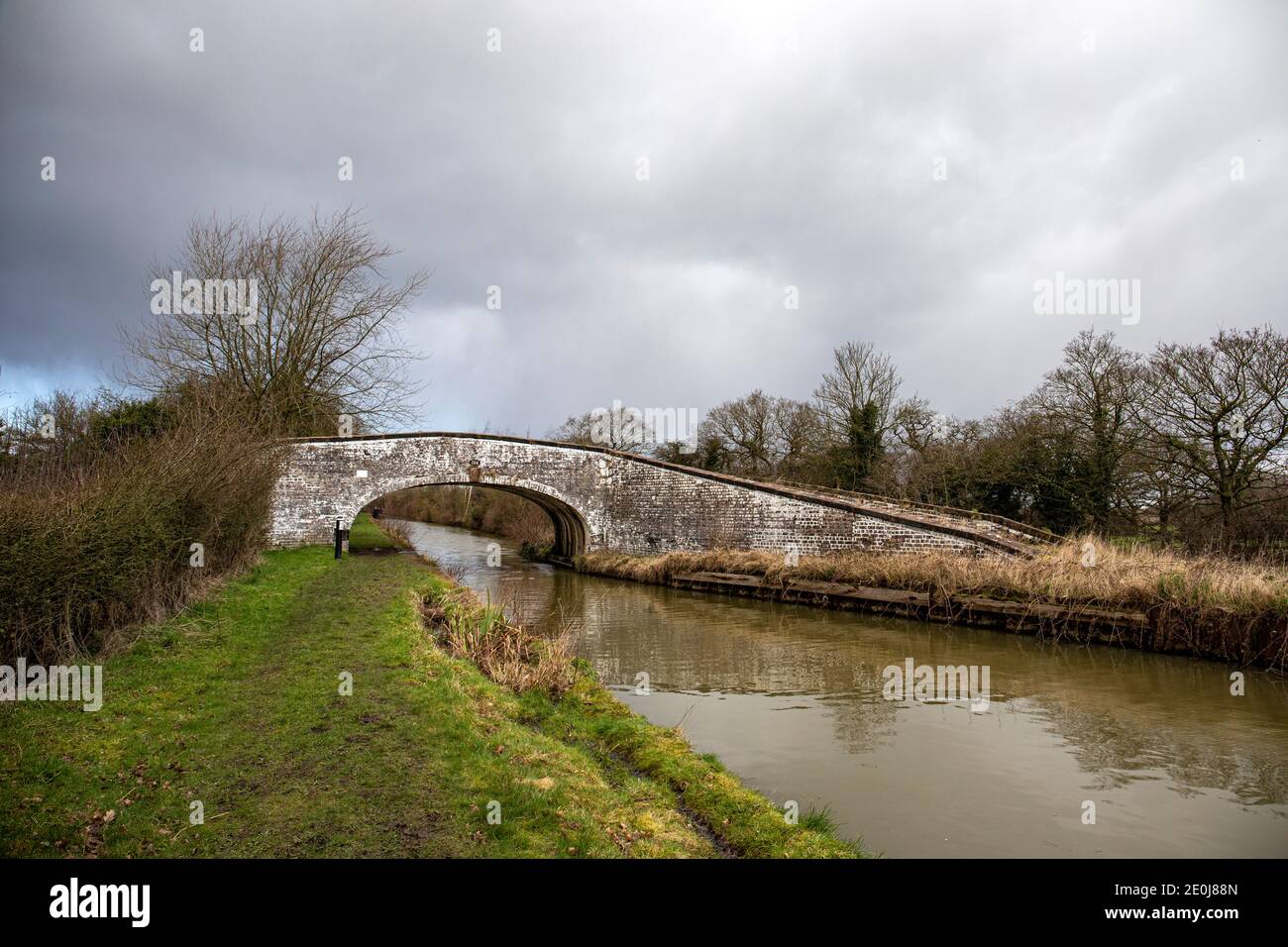 Weiß gewaschen Bogenbrücke auf dem Trent & Mersey Kanal In Cheshire UK Stockfoto