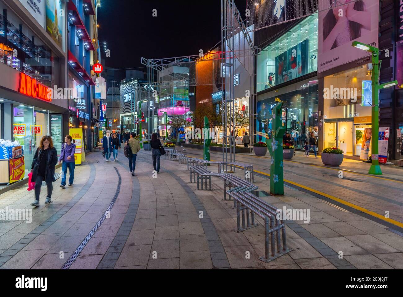 BUSAN, KOREA, 29. OKTOBER 2019: Nachtansicht einer schmalen Straße im Zentrum von Busan, Republik Korea Stockfoto