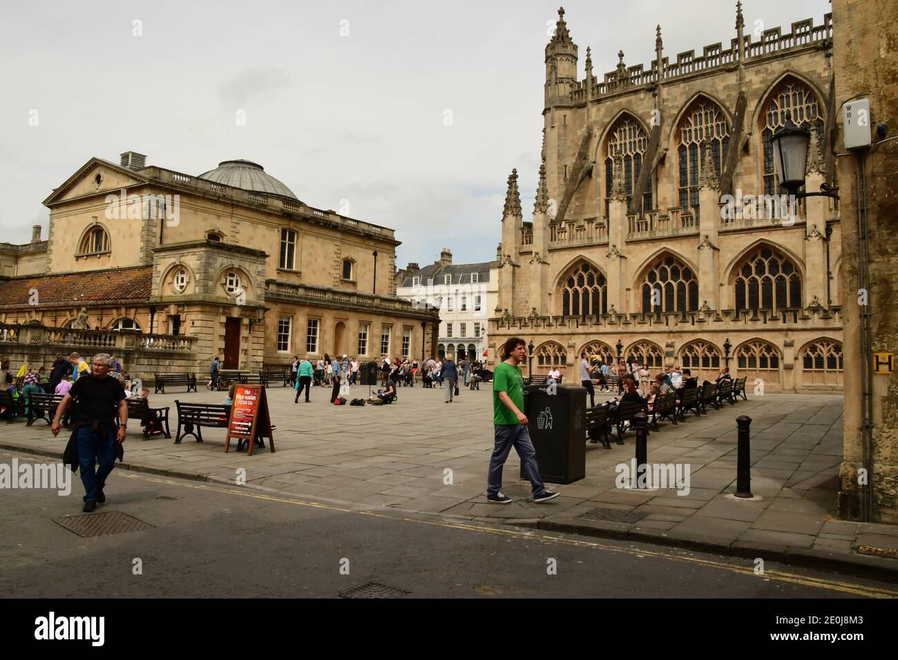 Der Innenhof auf der Südseite der Abtei von Bath mit den römischen Bädern auf der linken Seite in der historischen Stadt Bath, Somerset. England.Vereinigtes Königreich Stockfoto