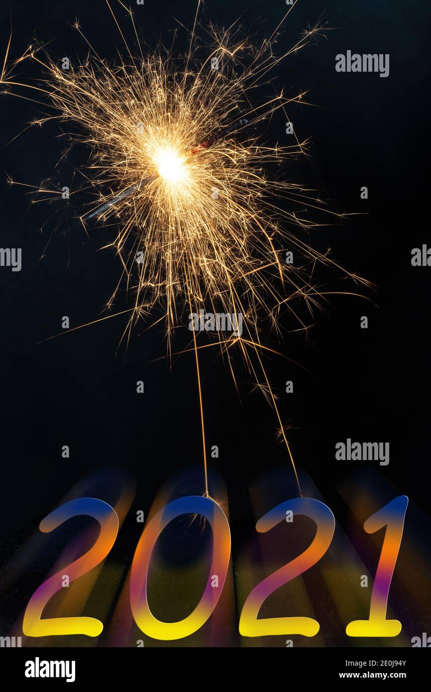 Sparkler mit Jahr 2021 Stockfoto