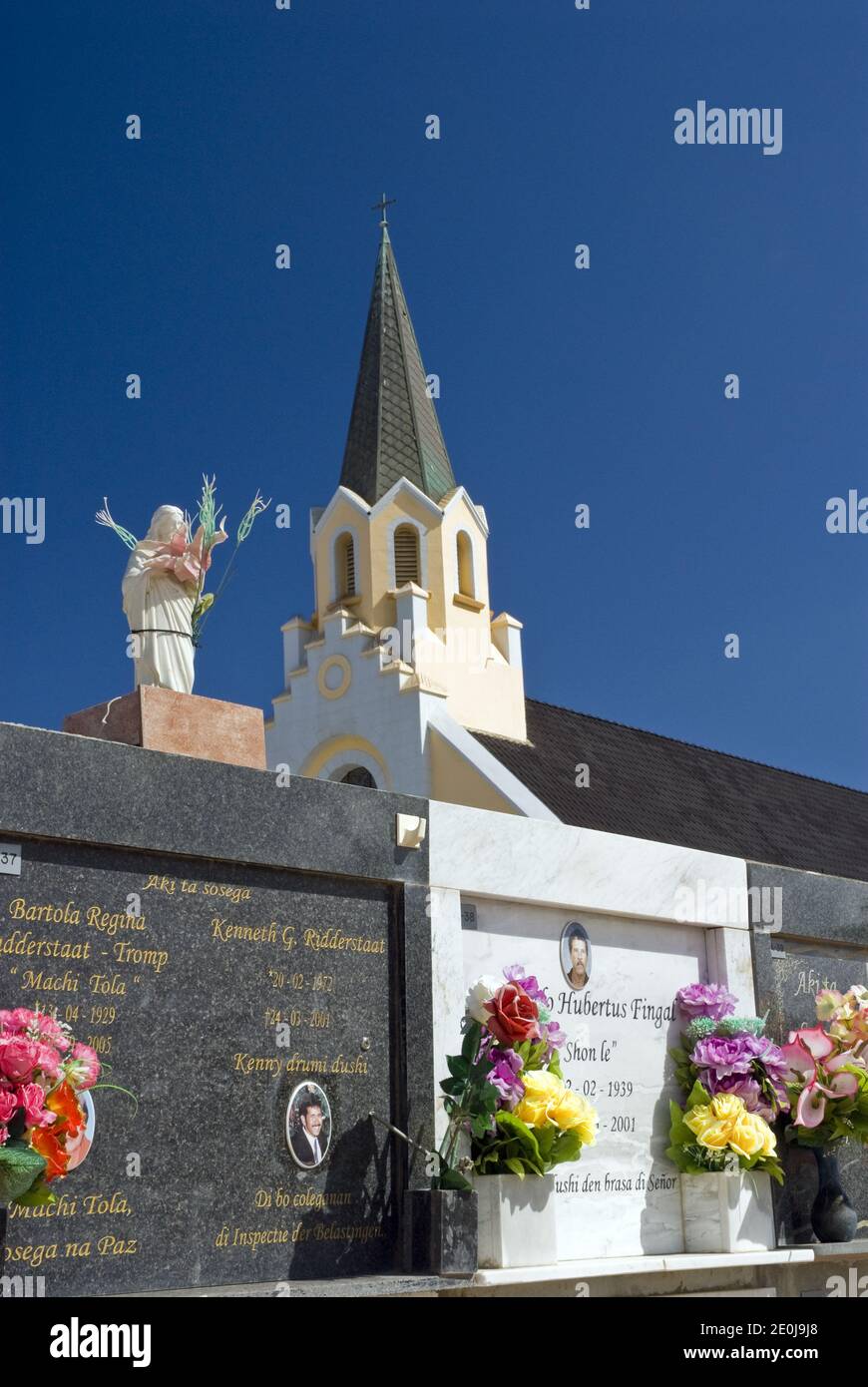 Niederländische Namen auf Krypten auf dem Friedhof der St. Anna-Kirche in Noord, Aruba. Stockfoto