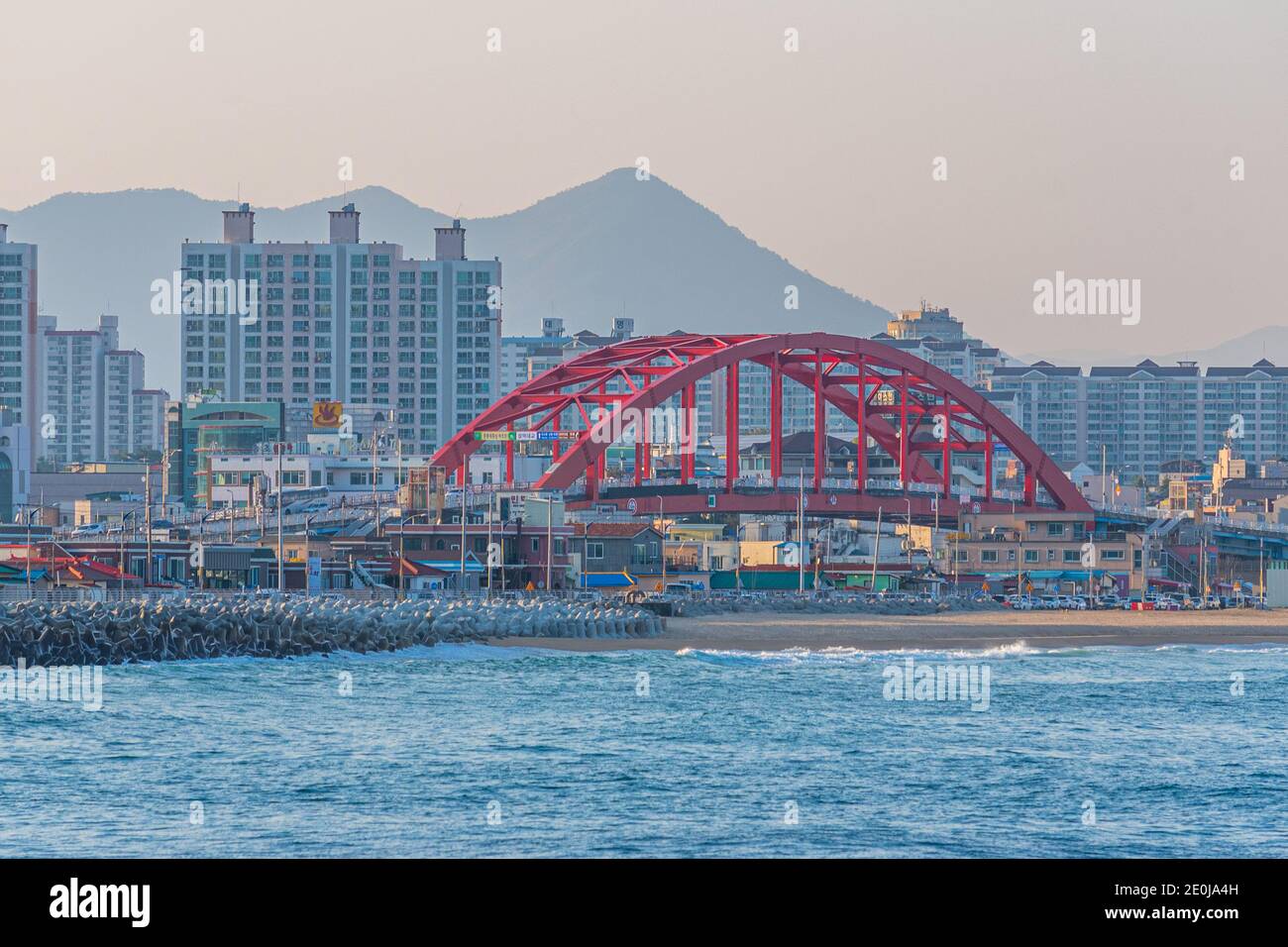 SOKCHO, KOREA, 27. OKTOBER 2019: Skyline von Sokcho hinter dem Meer, Republik Korea Stockfoto