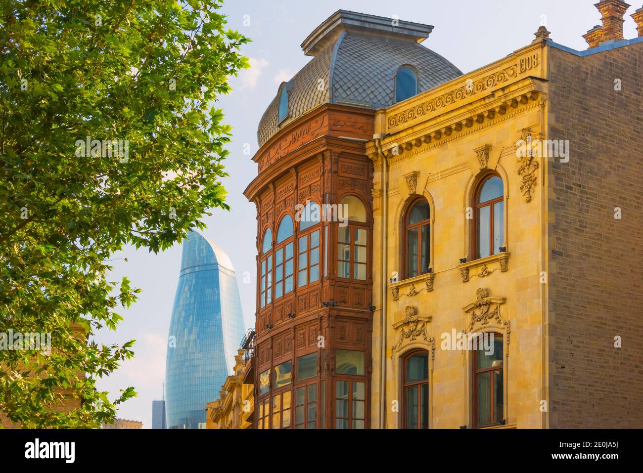 Traditionelle Gebäude in der Altstadt, Flame Towers in der Ferne, Baku, Aserbaidschan Stockfoto