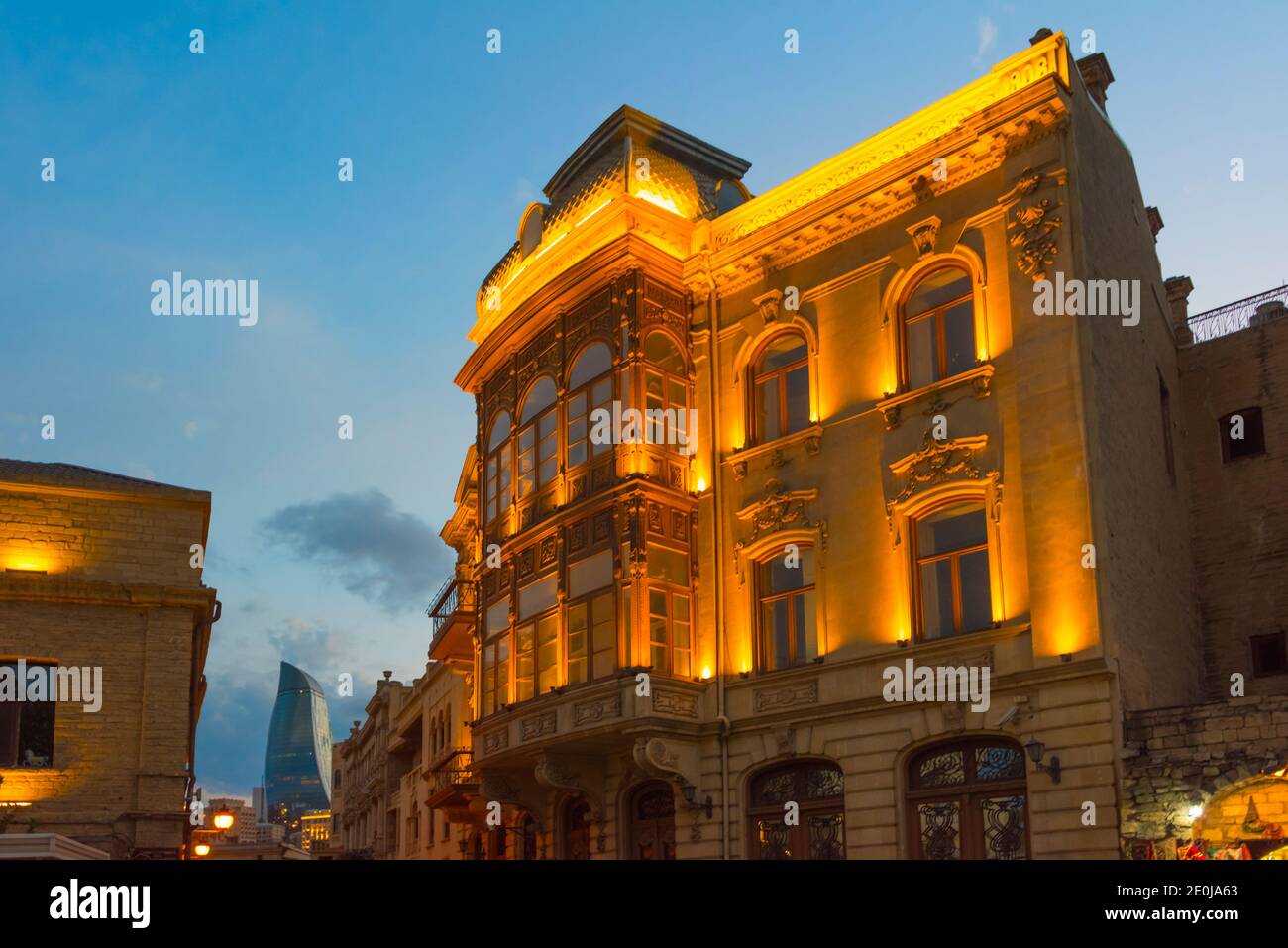 Nachtansicht der traditionellen Gebäude in der Altstadt, Flame Towers in der Ferne, Baku, Aserbaidschan Stockfoto