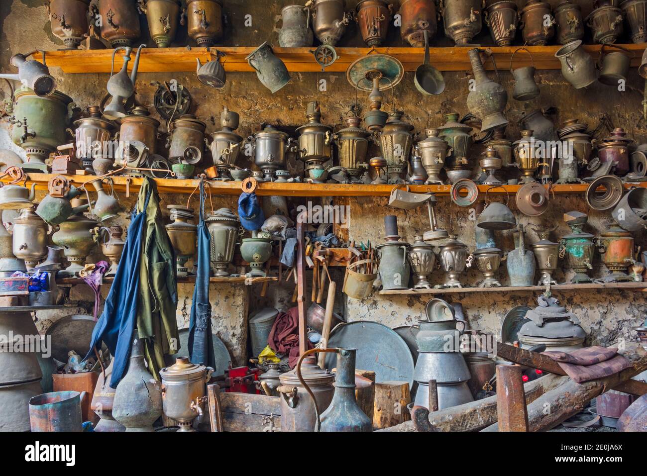 Hardware-Reparaturwerkstatt in Lahij Dorf an den Südhängen des Großkaukasus, Ismailli Region, Aserbaidschan Stockfoto