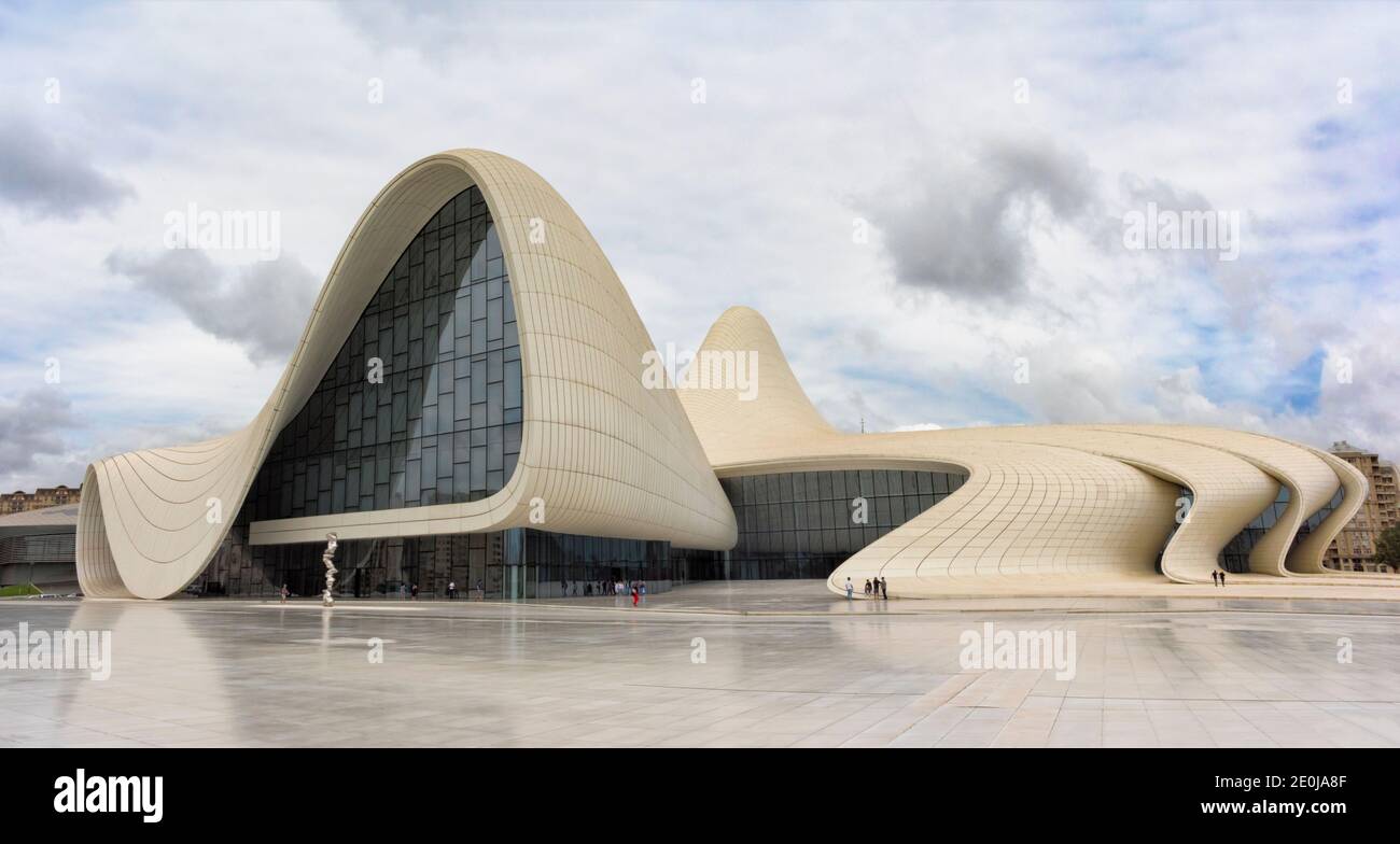 Heydar Aliyev Center entworfen von irakisch-britischen Architekten Zaha Haid, berühmt für seine unverwechselbare Architektur und fließenden, geschwungenen Stil, der Shar vermeidet Stockfoto