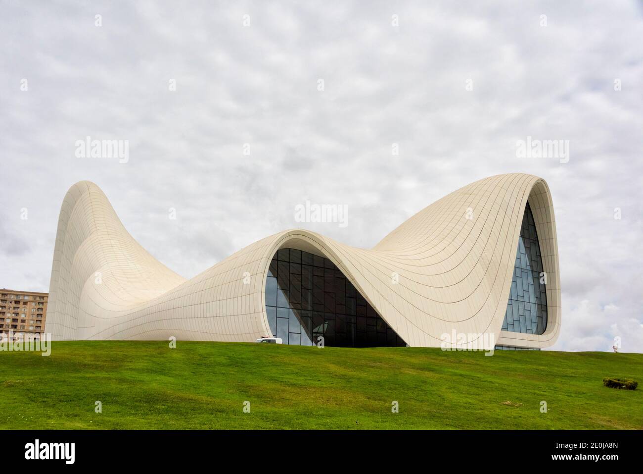 Heydar Aliyev Center entworfen von irakisch-britischen Architekten Zaha Haid, berühmt für seine unverwechselbare Architektur und fließenden, geschwungenen Stil, der Shar vermeidet Stockfoto