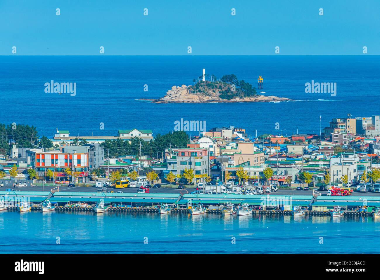 SOKCHO, KOREA, 27. OKTOBER 2019: Seascape von Sokcho mit Cho-do Insel, Republik Korea Stockfoto