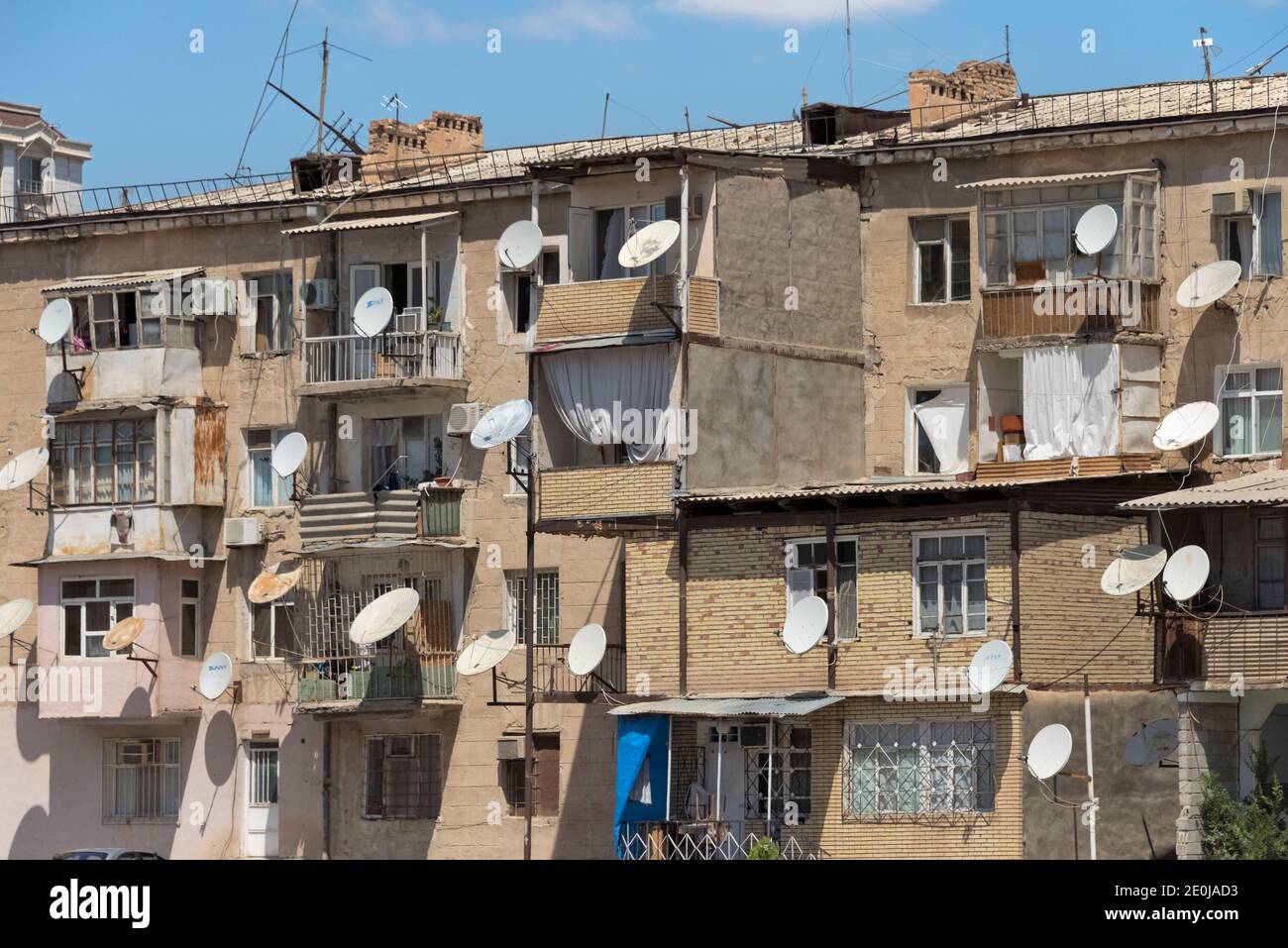 Satellitenschüsseln auf den Balkonen eines Wohnhauses, Nakhchivan, Nakhchivan Autonome Republik, eine Exklave von Aserbaidschan Stockfoto