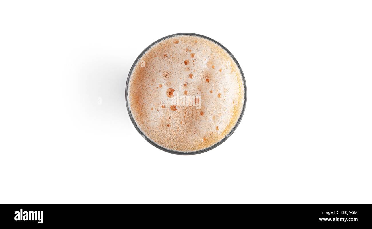 Glas dunkles Bier auf weißem Hintergrund. Blick von oben. Hochwertige Fotos Stockfoto