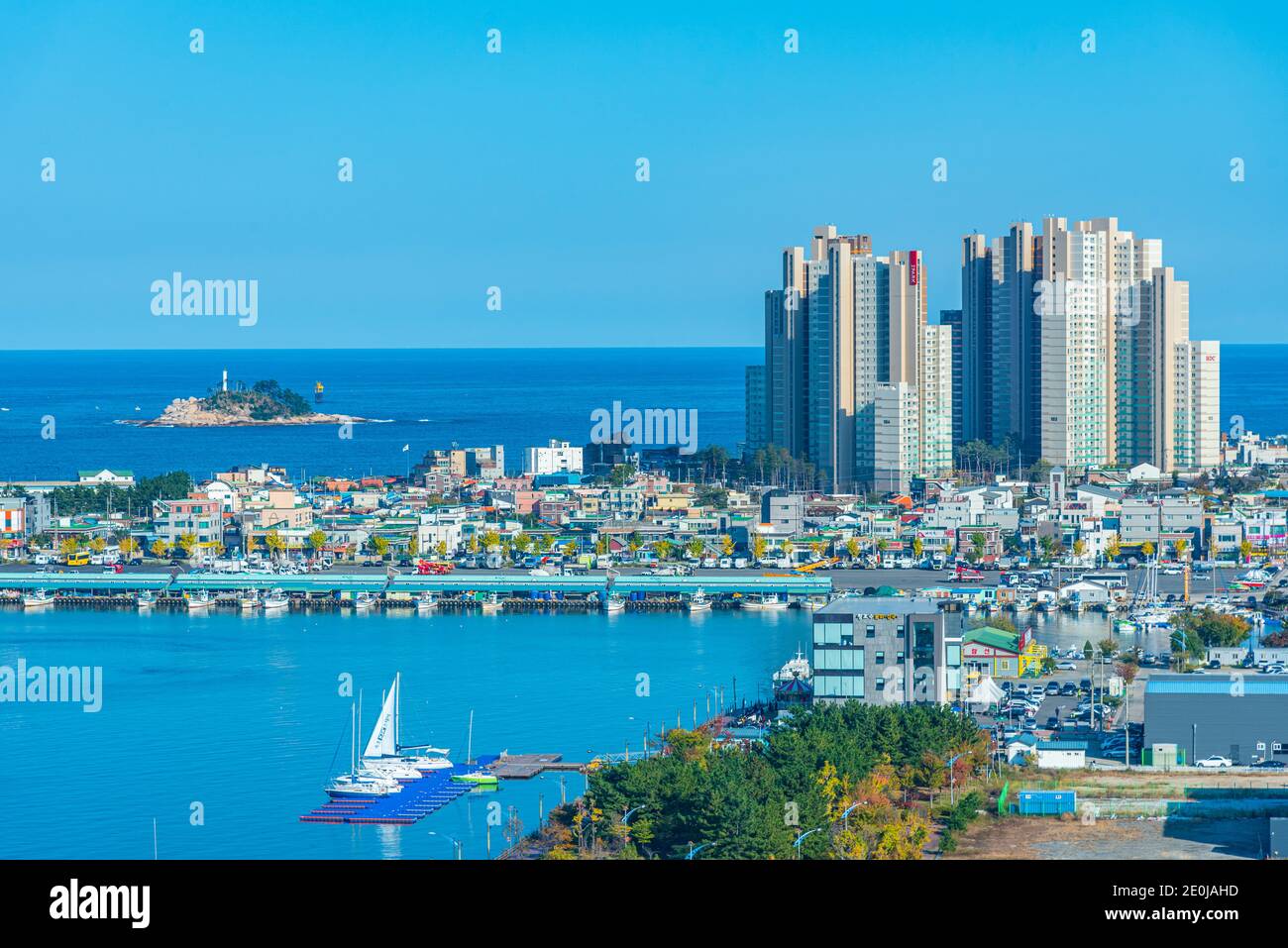 SOKCHO, KOREA, 27. OKTOBER 2019: Seascape von Sokcho mit Cho-do Insel, Republik Korea Stockfoto