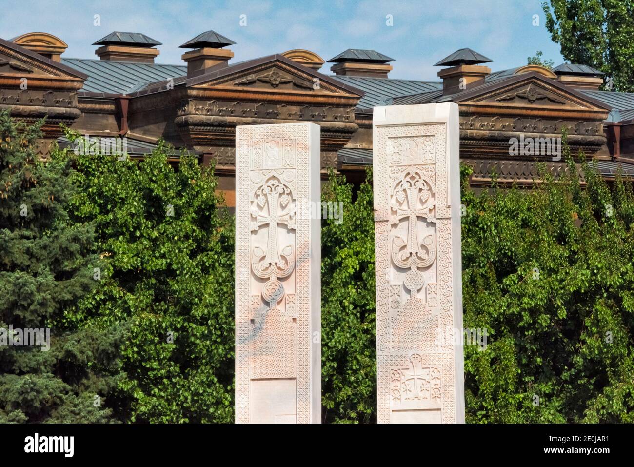 Neue Klosterresidenz und Gedenkstele im Komplex des Muttersitzes von Heiligem Etchmiadzin, der Mutterkirche der Armenischen Apostolischen Kirche, UN Stockfoto
