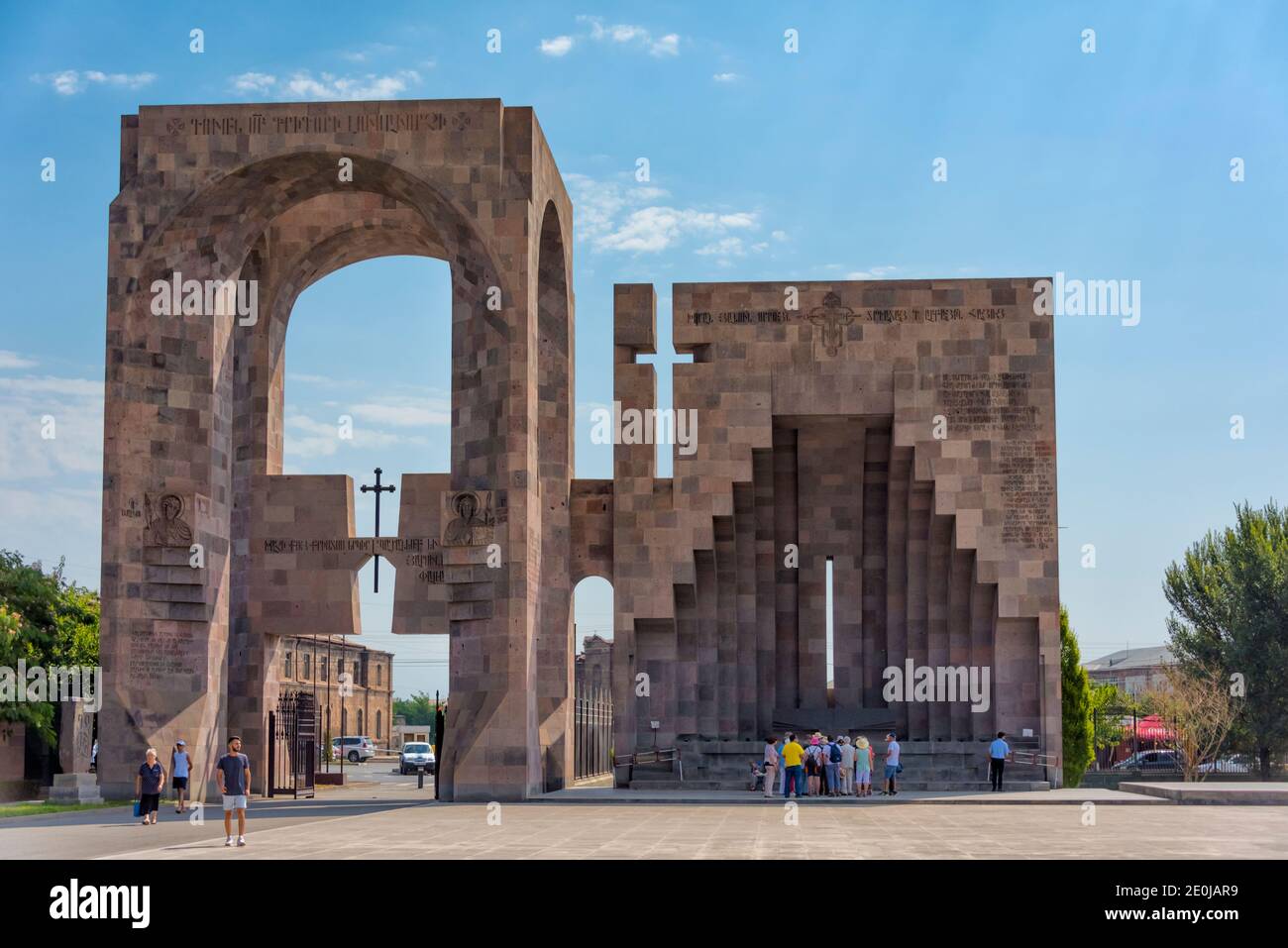 St. Gregory's Gate und Open-Air-Altar in der Anlage des Muttergottes von Heiligen Etchmiadzin, der Mutterkirche der Armenischen Apostolischen Kirche, UNES Stockfoto