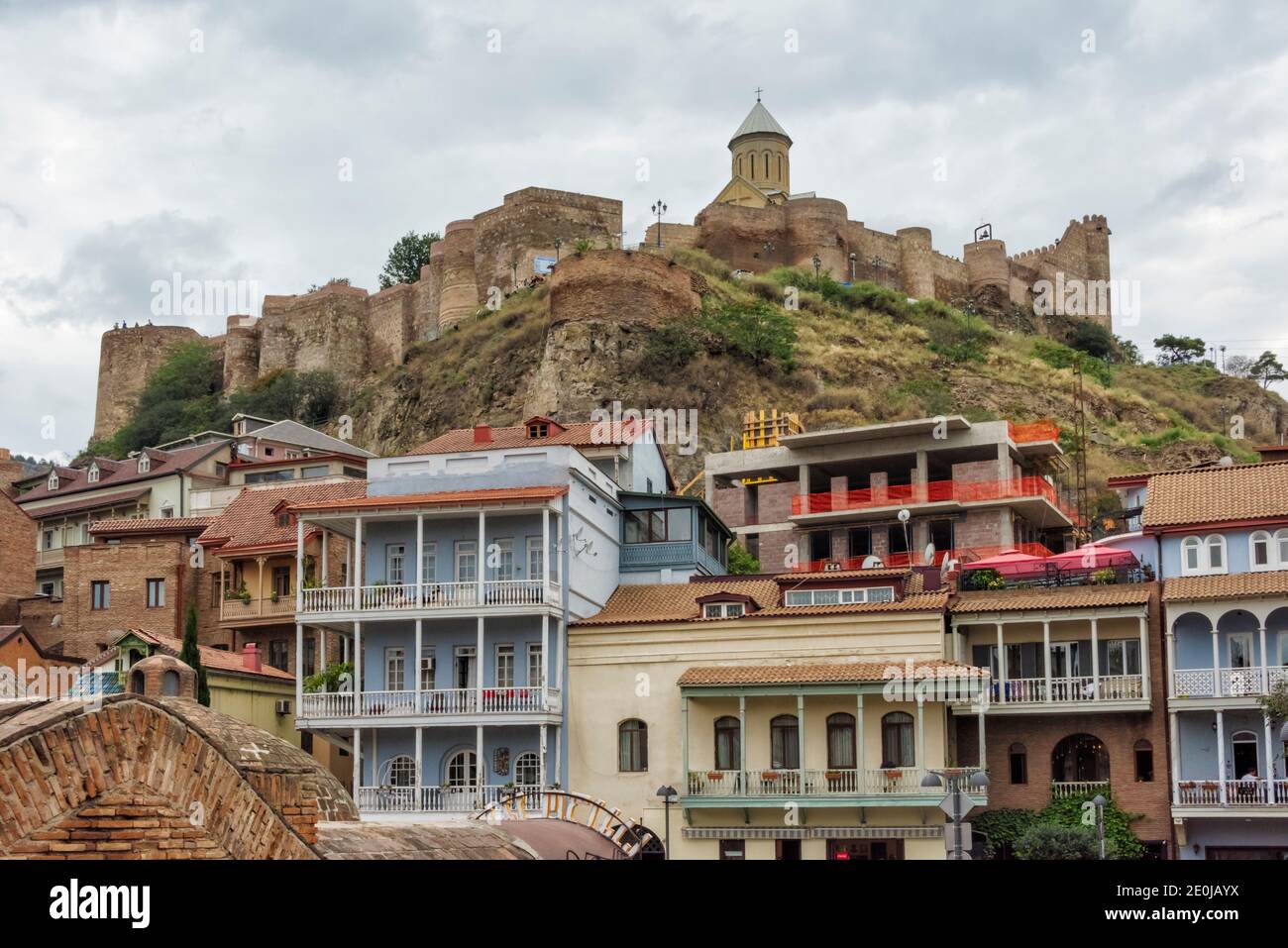 Häuser in Abanotubani Bezirk, Narikala Festung und St. Nicholas Kirche auf hohen Klippen, Tiflis, Georgien Stockfoto