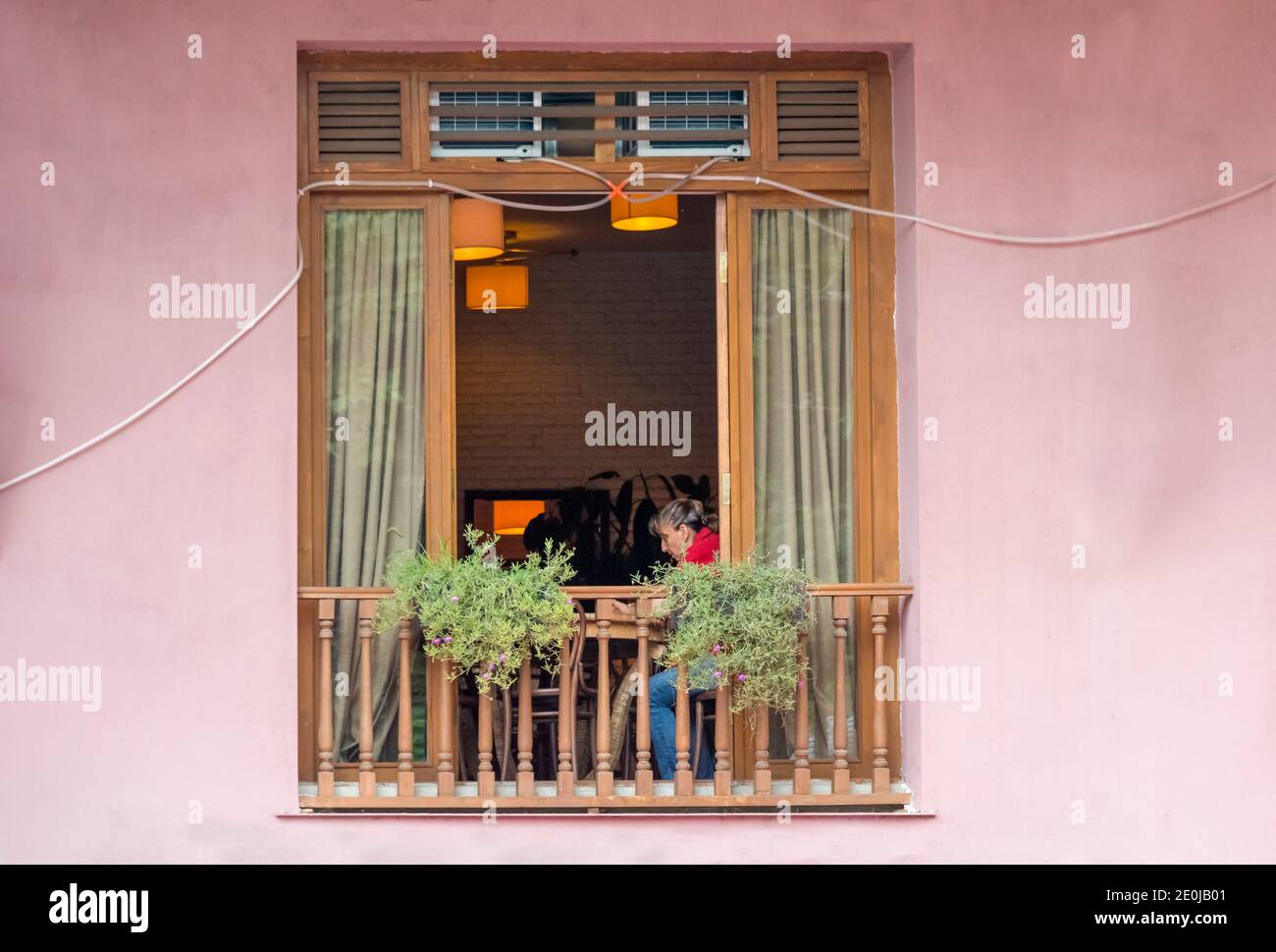 Frau am Fenster eines Hauses, Tiflis, Georgien Stockfoto