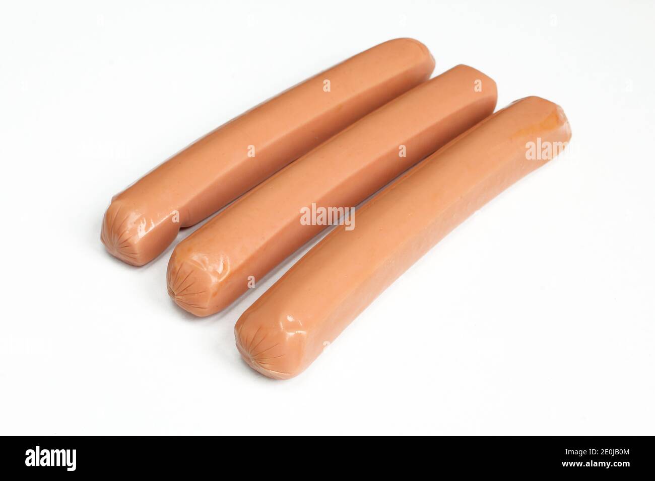 Frische, ungekochte Würstchen auf weißem Hintergrund isoliert. Hot Dogs aus Hühnerfleisch Stockfoto