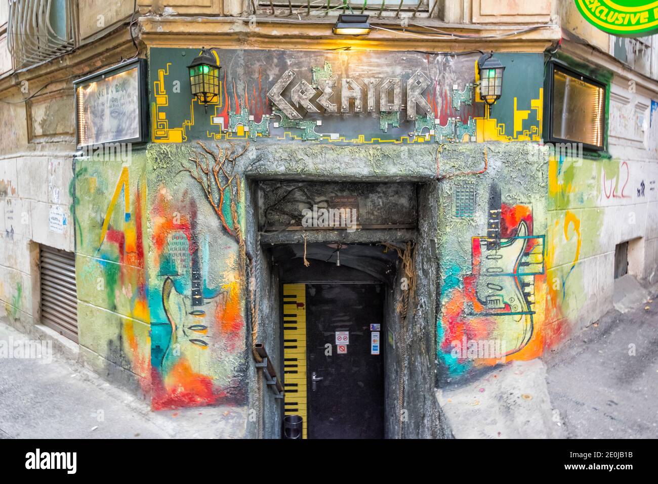 Eingang zu einem Musikgeschäft in der Altstadt, Tiflis, Georgien Stockfoto