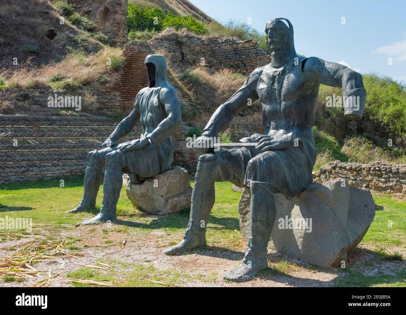 Goris Tsikhe (Burg Gori), 7 Statuen in der Nähe des Eingangs (7 sitzende Männchen in mittelalterlicher Kleidung, die an 7 Brüder erinnern, die bei einem deutschen Luftangriff getötet wurden Stockfoto