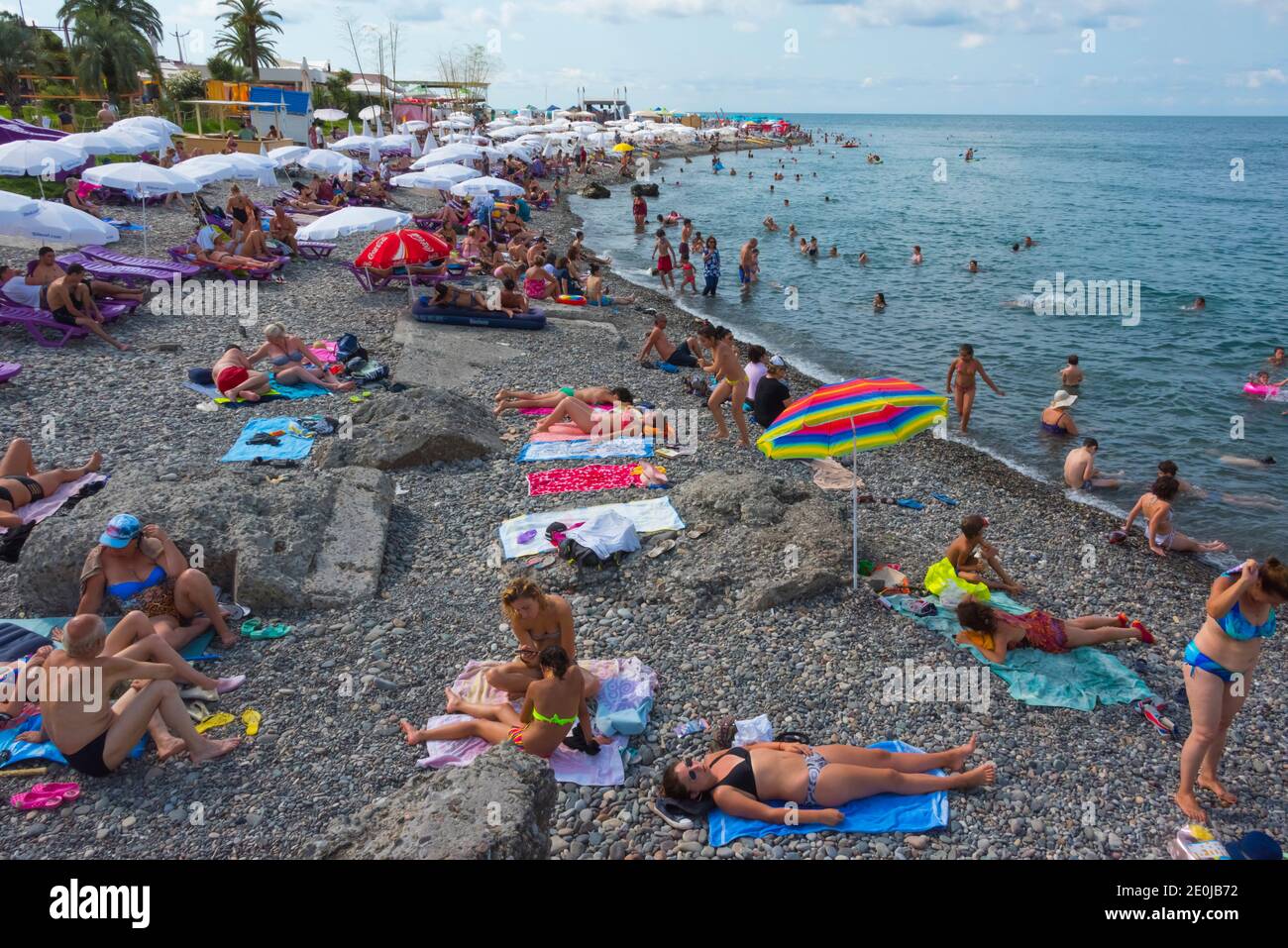 Menschen am Strand am Kaspischen Meer, Batumi, Georgien Stockfoto