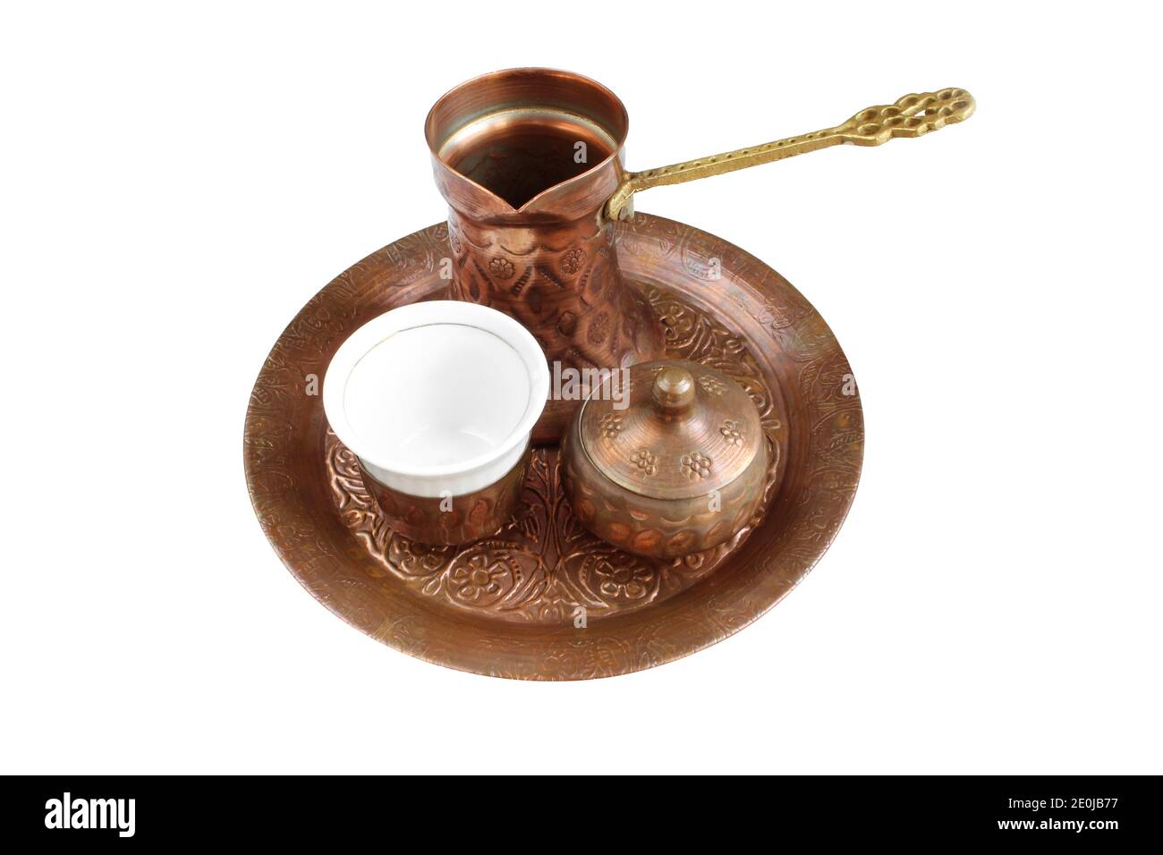 Türkisches/Ottomane Vintage-Kaffeeset aus Kupfer und dekoriert. Isoliert auf weißem Hintergrund Stockfoto