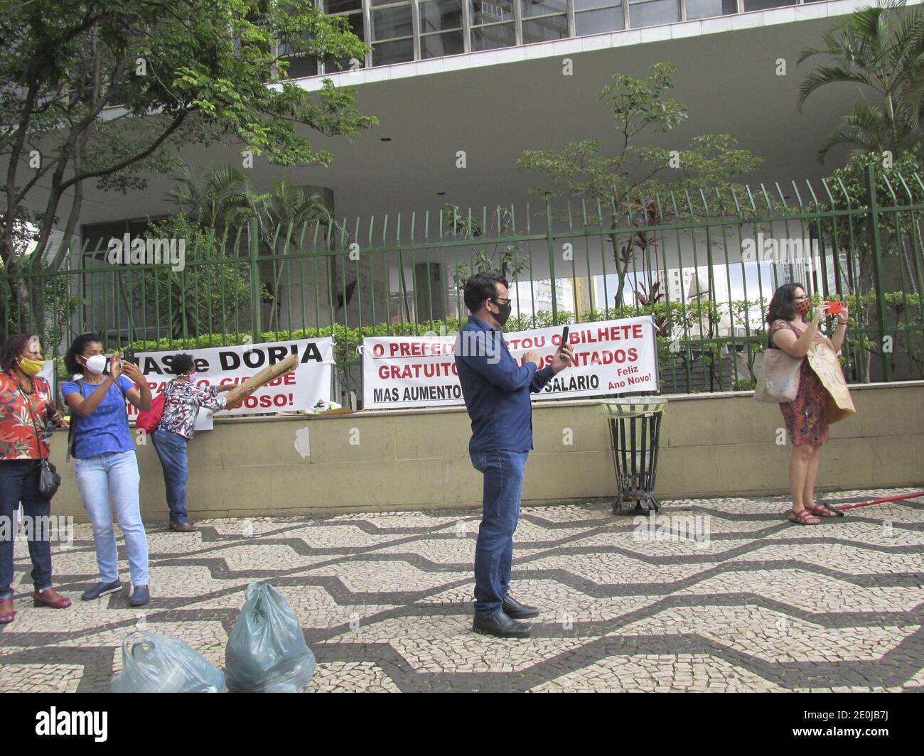 Sao Paulo, Sao Paulo, Brasilien. Januar 2021. (INT) Protest während der Vereidigung-in-Zeremonie der wiedergewählten Bürgermeister und gewählte Ratsmitglieder. 1. Januar 2021, Sao Paulo, Brasilien: Eine Gruppe von Menschen inszenieren einen Protest vor dem Rathaus, während die Öffentlichkeit beobachten von ihren Häusern während der Vereidigung in Zeremonie des Bürgermeisters von Sao Paulo Stadt, Bruno Covas (PSDB politische Partei), Vize-Bürgermeister, Ricardo Nunes (MDB) und die 55 Ratsmitglieder, die bei der letzten Wahl im November 2020 für die 18. Legislaturperiode gewählt wurden.Quelle: Leco Viana/Thenews2 Quelle: Leco Viana/TheNEWS2/ZUMA Wire/Alamy Live News Stockfoto