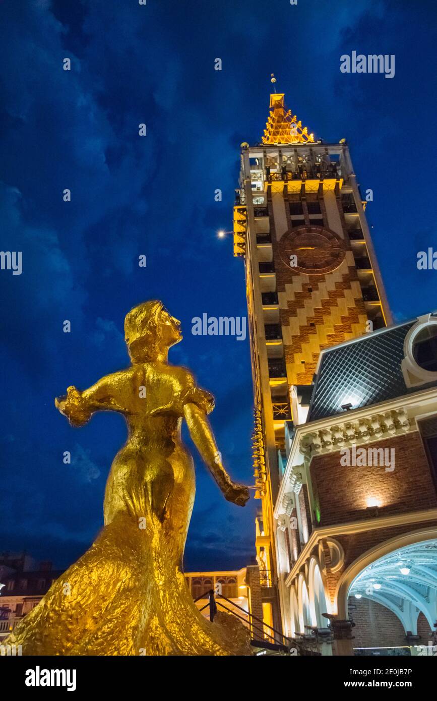 Nachtansicht des Uhrturms und der goldenen Statue auf der Batumi Piazza, Batumi, Georgia Stockfoto
