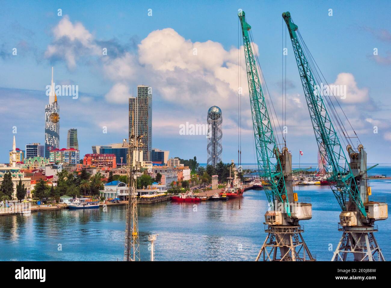 Stadtbild entlang der Küste des Kaspischen Meeres, Batumi Technological University Tower mit einem Riesenrad in die Fassade eingebaut, Porta Batumi Tower und Stockfoto