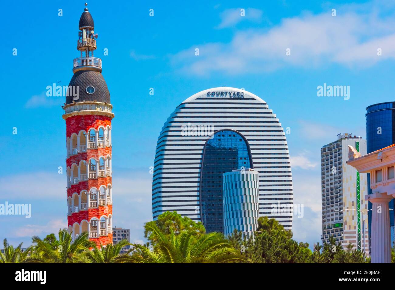 Öffentliche Service-Halle (Haus der Gerechtigkeit) in der Vorderseite und Hotel Courtyard Marriott in der Rückseite, und Tower Restaurant im italienischen venezianischen Stil, Batumi, Stockfoto