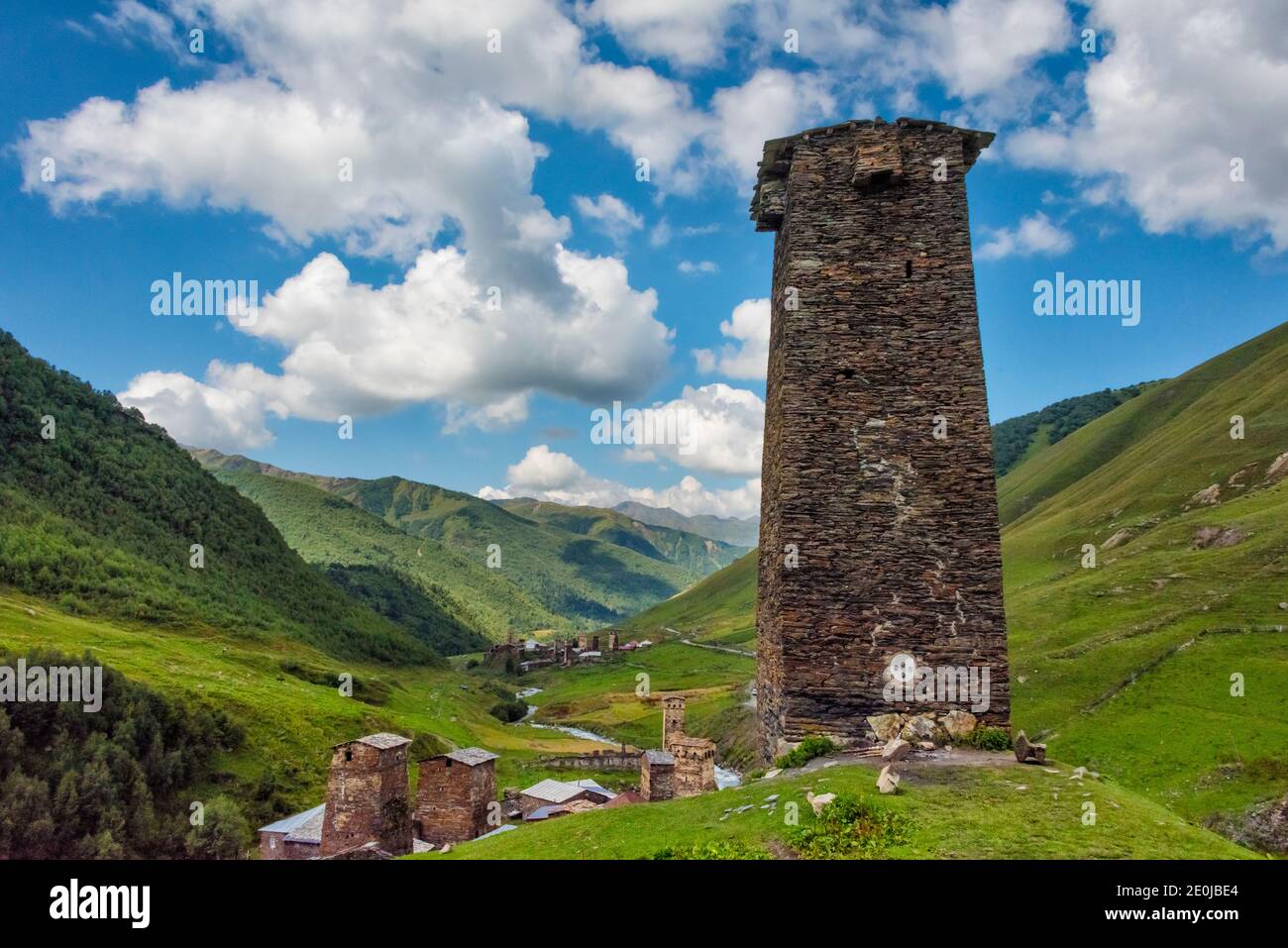 Svan Häuser mit mittelalterlichem Wachturm im Kaukasus, Uschguli, Svaneti Region, Georgien Stockfoto