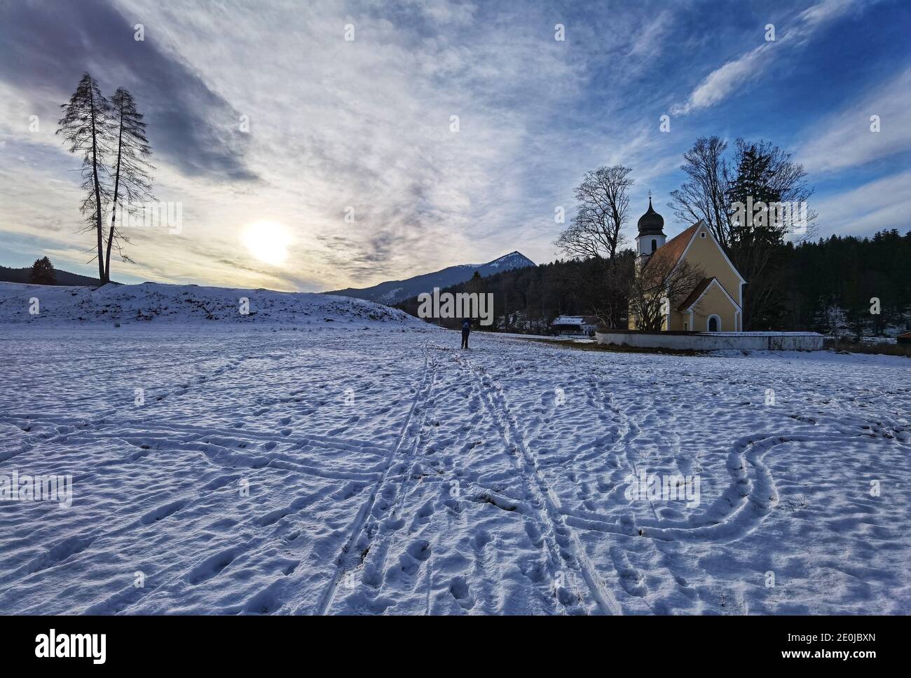 Kochel, Bayern, Deutschland. Januar 2021. Sonnenuntergang über einem verschneiten Wanderweg, der von Wanderern und Langlaufern besucht wird, am Walchensee im Voralpenland (Voralpen) Bayerns. Quelle: Sachelle Babbar/ZUMA Wire/Alamy Live News Stockfoto