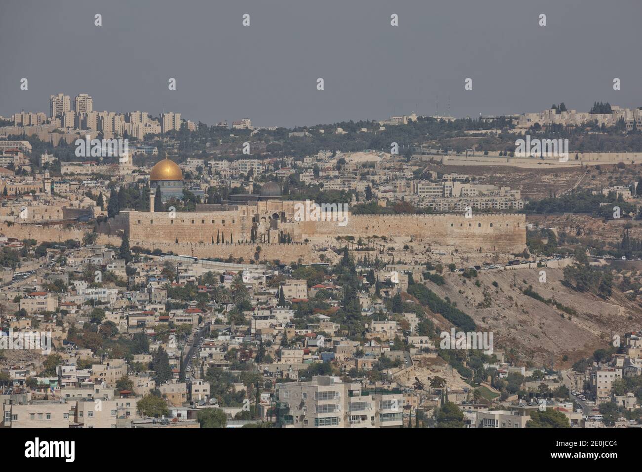 Blick auf die Altstadt von Jerusalem in Israel. Der Felsendom (Qubbet el-Sakhra) ist eines der größten islamischen Denkmäler, es wurde von Abd gebaut Stockfoto