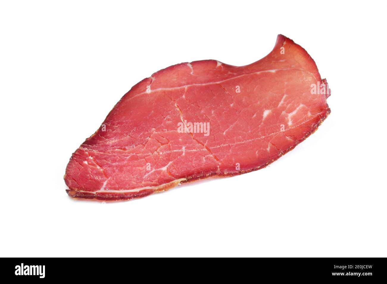 Eine einzelne dünne Scheibe getrocknetes und geräuchertes Rindfleisch, isoliert auf weißem Hintergrund. Prosciutto Stockfoto