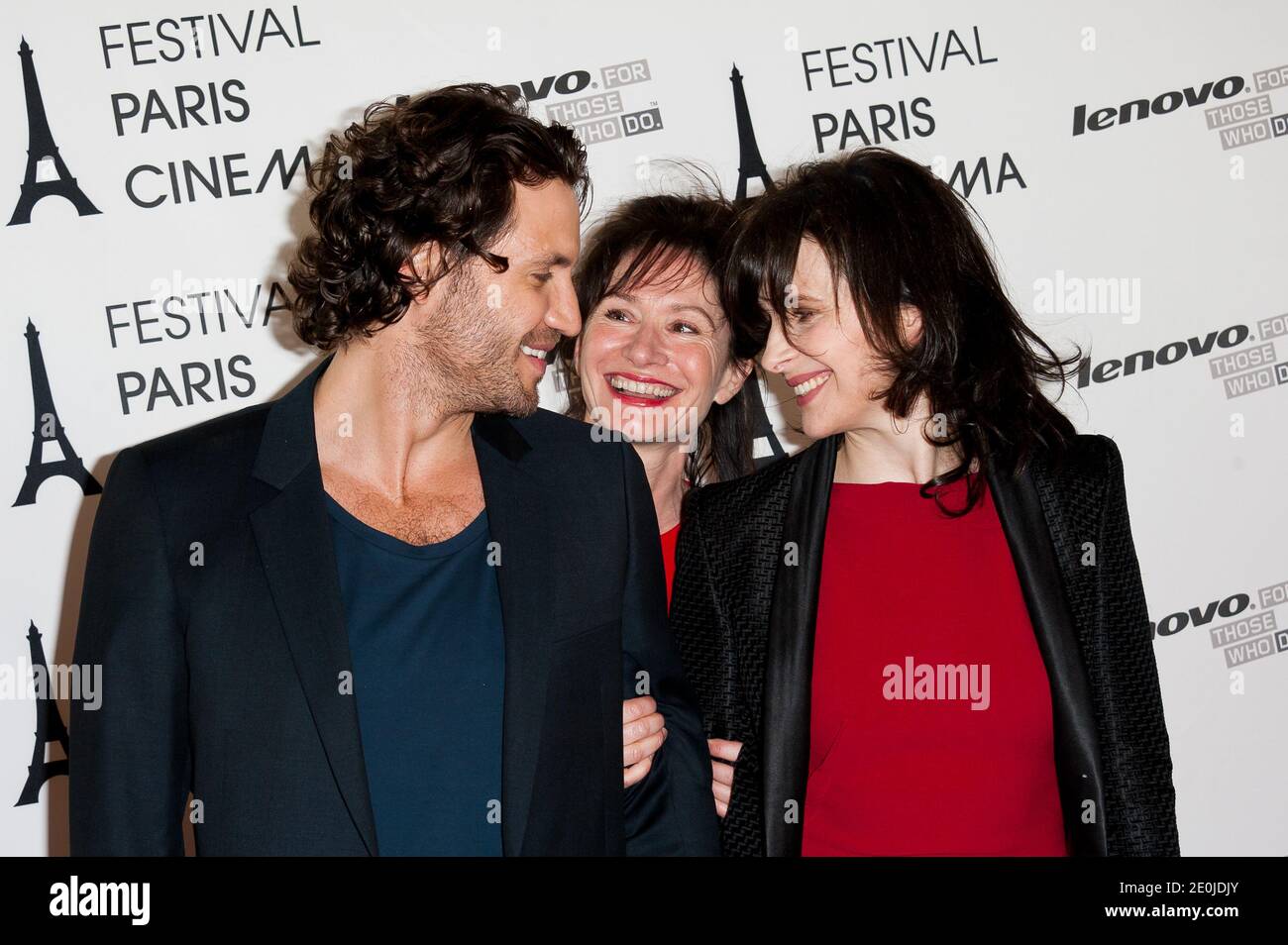 Regisseurin Marion Laine, Juliette Binoche und Edgar Ramirez bei der Premiere von "A Coeur ouvert" im Rahmen des Pariser Filmfestivals, das am 30. Juni 2012 im MK2 Bibliotheque Cinema in Paris, Frankreich, stattfand. Foto von Nicolas Genin/ABACAPRESS.COM Stockfoto