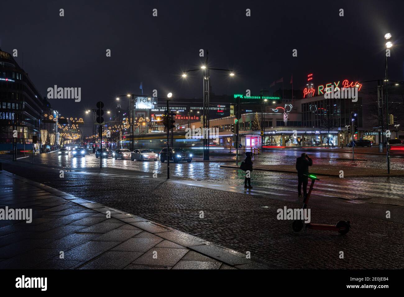 Mannerheimintie nach Einbruch der Dunkelheit in Helsinki, Finnland Stockfoto