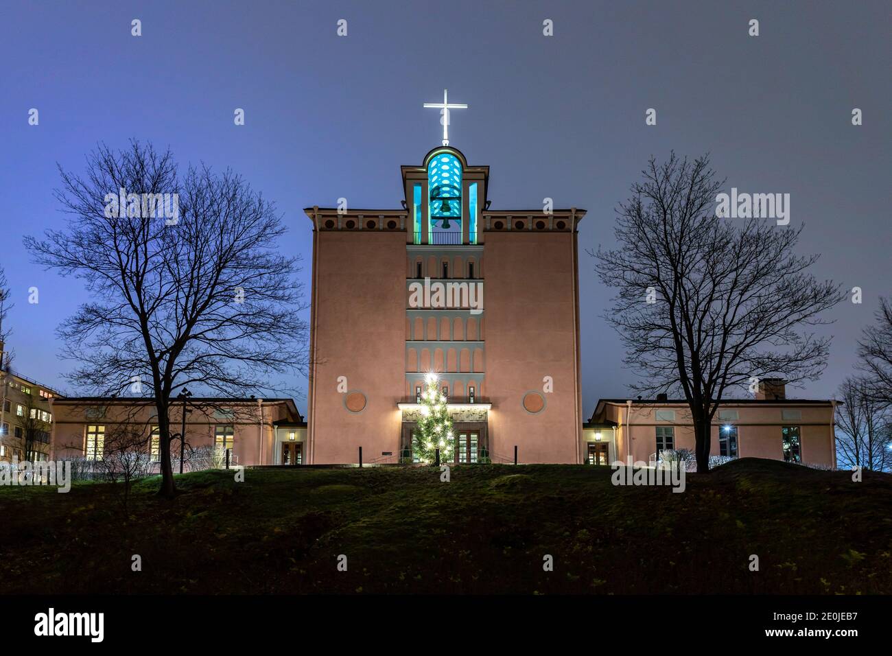 Töölös Kirche, entworfen von Hilding Ekelund, nach Einbruch der Dunkelheit in Taka-Töölöö Bezirk von Helsinki, Finnland Stockfoto