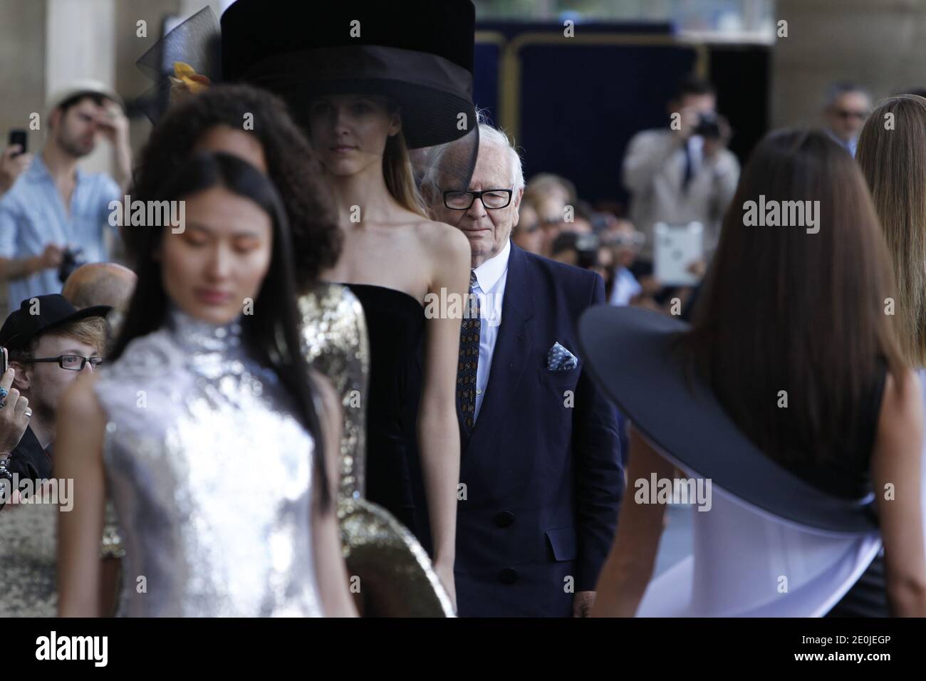 Der französische Designer Pierre Cardin ist mit seiner Kollektion Frühjahr/Sommer 2013 für Herren auf der Pariser Fashion Week am 1. Juli 2012 in Paris, Frankreich, vertreten. Foto von Alain Gil-Gonzalez/ABACAPRESS.COM Stockfoto