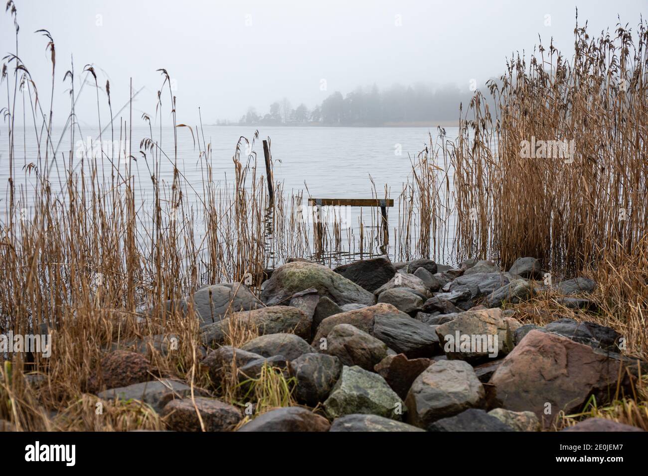 Meilahti-Ufer an einem nebligen Dezembertag in Helsinki, Finnland Stockfoto