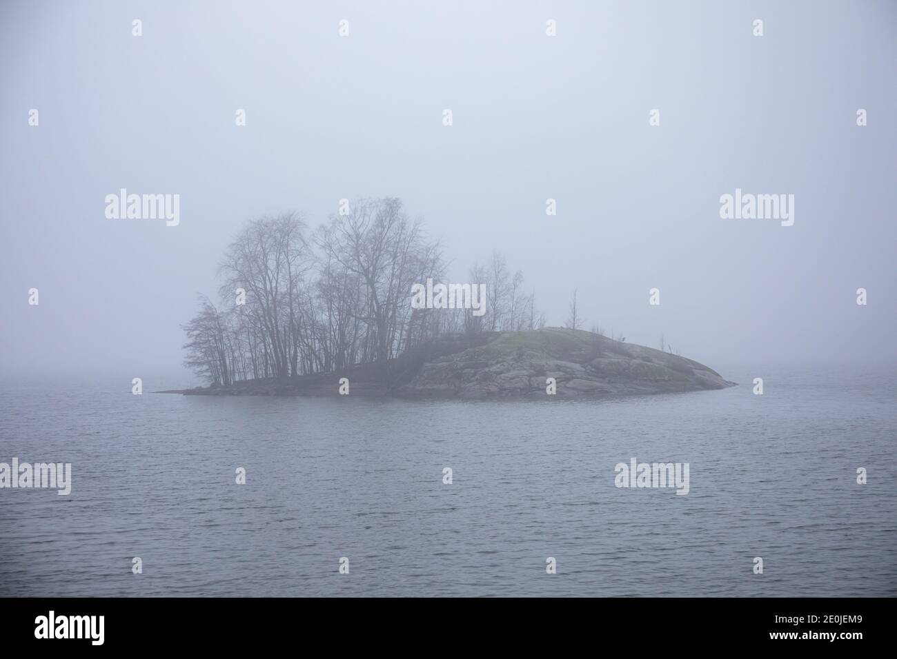 Kleine Insel in Seurasaarensalmi an einem nebligen Dezembertag in Helsinki, Finnland Stockfoto