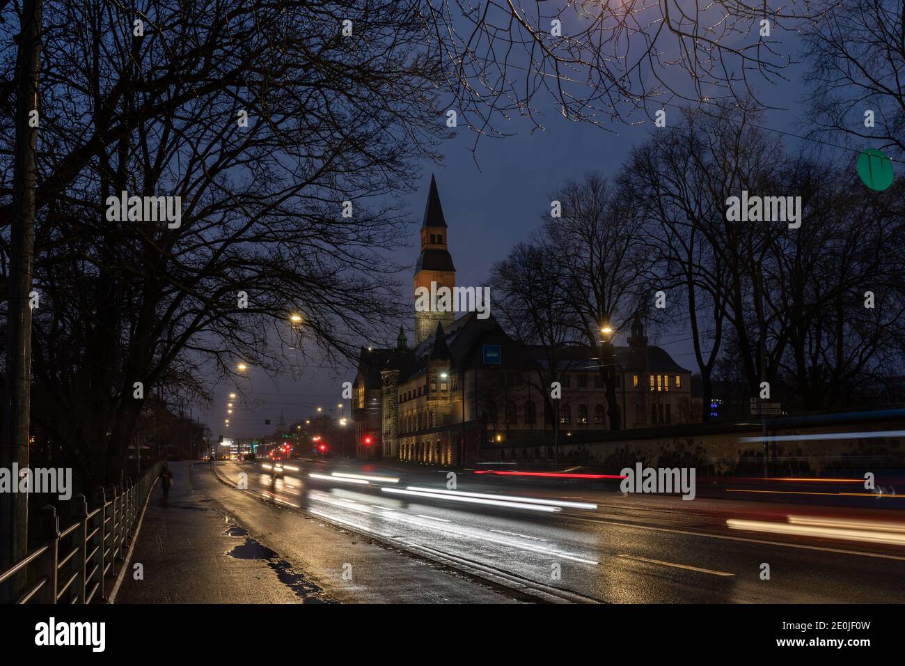 Nationalmuseum und Mannerheimintie nach Einbruch der Dunkelheit in einer regnerischen Nacht in Helsinki, Finnland Stockfoto