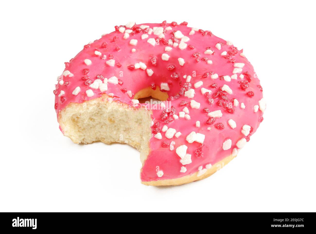 Ein gebissene Donut mit rosa Dekoration isoliert auf weißem Hintergrund. Leckere glasierte Donuts Stockfoto